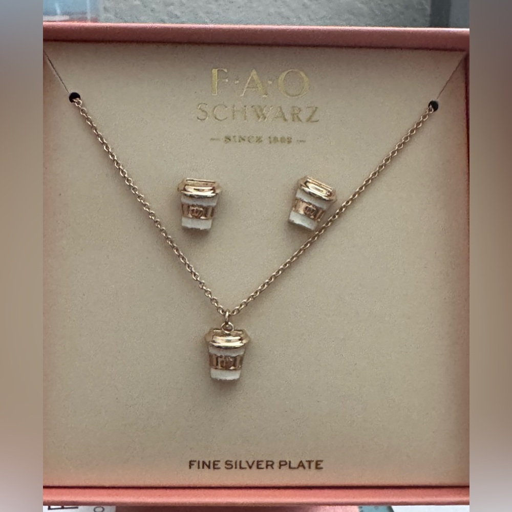 FAO SCHWARZ‎ Gold Tone Latte Jewelry Set